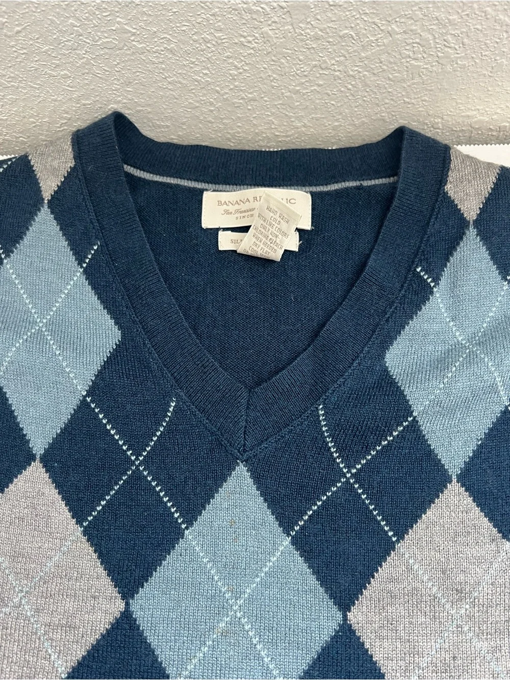Banana Republic Men's L Navy Blue Argyle V-Neck Sweater Silk Cashmere Gray
